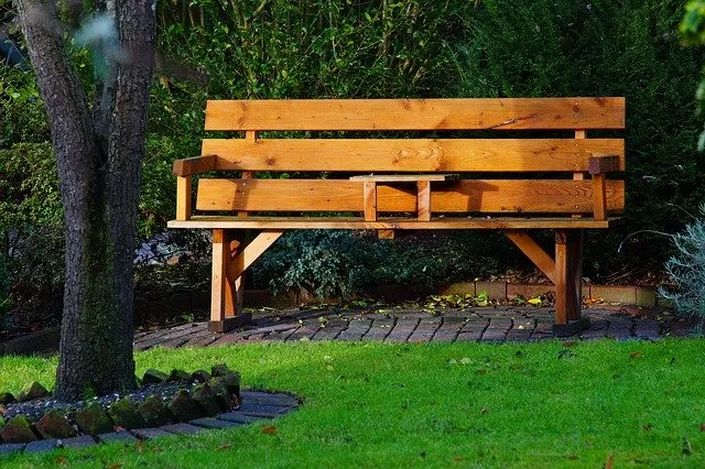 Eine Gartenbank rustikal schnell gefunden!